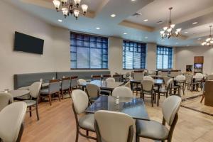 A television and/or entertainment centre at Drury Inn & Suites Phoenix Happy Valley