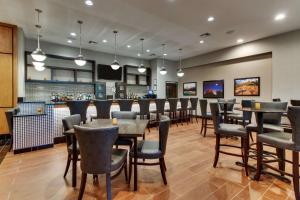 A seating area at Drury Inn & Suites Phoenix Happy Valley