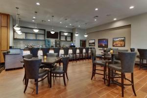 A restaurant or other place to eat at Drury Inn & Suites Phoenix Happy Valley