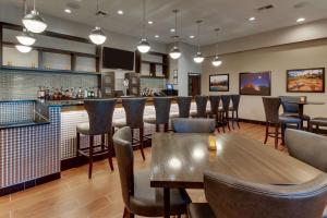 A seating area at Drury Inn & Suites Phoenix Happy Valley