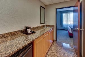 A kitchen or kitchenette at Drury Inn & Suites Phoenix Happy Valley