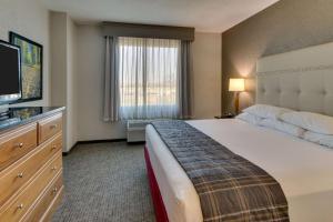 A bed or beds in a room at Drury Inn & Suites Phoenix Happy Valley