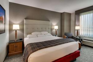A bed or beds in a room at Drury Inn & Suites Phoenix Happy Valley