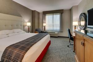 A bed or beds in a room at Drury Inn & Suites Phoenix Happy Valley