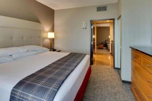 A bed or beds in a room at Drury Inn & Suites Phoenix Happy Valley