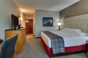 A bed or beds in a room at Drury Inn & Suites Phoenix Happy Valley