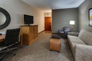 A television and/or entertainment centre at Drury Inn & Suites Phoenix Happy Valley