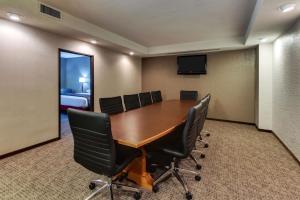 A television and/or entertainment centre at Drury Inn & Suites Phoenix Happy Valley
