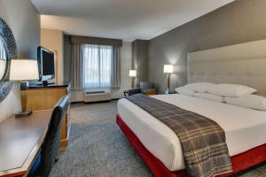 A bed or beds in a room at Drury Inn & Suites Phoenix Happy Valley