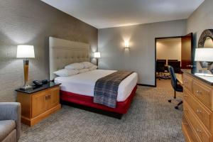 A bed or beds in a room at Drury Inn & Suites Phoenix Happy Valley