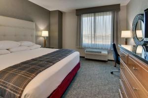 Postel nebo postele na pokoji v ubytování Drury Inn & Suites Phoenix Happy Valley + 37 fotografií