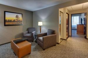 A seating area at Drury Inn & Suites Phoenix Happy Valley