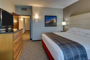 A bed or beds in a room at Drury Inn & Suites Phoenix Happy Valley