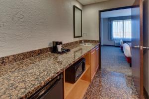 A kitchen or kitchenette at Drury Inn & Suites Phoenix Happy Valley