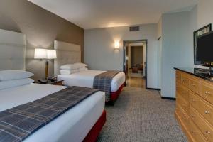 A bed or beds in a room at Drury Inn & Suites Phoenix Happy Valley