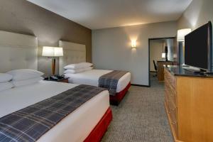 A bed or beds in a room at Drury Inn & Suites Phoenix Happy Valley