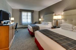 A bed or beds in a room at Drury Inn & Suites Phoenix Happy Valley