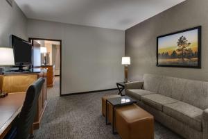 A television and/or entertainment centre at Drury Inn & Suites Phoenix Happy Valley