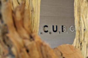 Un certificat, premiu, logo sau alt document afișat la Hotel Cubo