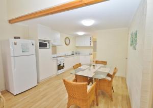 Η κουζίνα ή μικρή κουζίνα στο Palm Garden Apartment - KGA 17 Kalbarri, WA