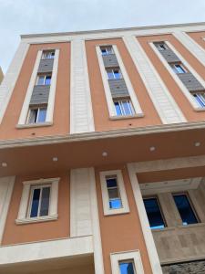 Un edificio alto con ventanas a los lados. en صفوة التوحيد ثلاث غرف, en La Meca