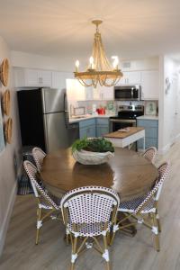 A kitchen or kitchenette at Sandpiper 7-C ON the BEACH- Smart TVs