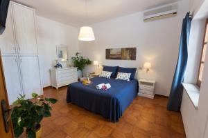 a bedroom with a blue bed in a room at La Marsa Vacances in Mondello