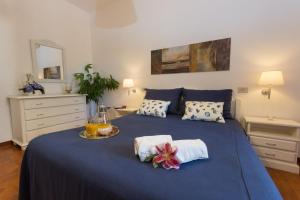 a bedroom with a bed, a dresser, and a table at La Marsa Vacances in Mondello