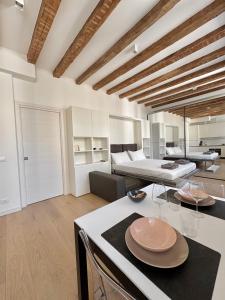 a room with a bed and a table with chairs at Gold’s house in Trieste