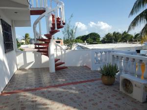 Parveke tai terassi majoituspaikassa Malecon Beach House in Progreso 1 block from beach