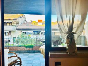 Balcone o terrazza di Orchidea Apt - 3 Piscine e un Bar a 200m dal Lago