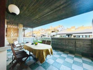 Balcone o terrazza di Orchidea Apt - 3 Piscine e un Bar a 200m dal Lago