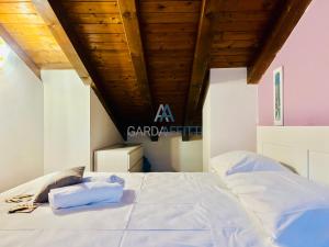 Letto o letti in una camera di Orchidea Apt - 3 Piscine e un Bar a 200m dal Lago