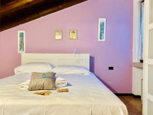 Letto o letti in una camera di Orchidea Apt - 3 Piscine e un Bar a 200m dal Lago
