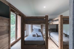 Ένα ή περισσότερα κρεβάτια σε δωμάτιο στο Chaleureux Chalet Familial - Vue époustouflante