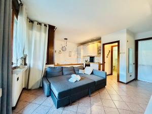 Cucina o angolo cottura di Orchidea Apt - 3 Piscine e un Bar a 200m dal Lago