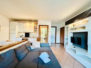 Area soggiorno di Orchidea Apt - 3 Piscine e un Bar a 200m dal Lago