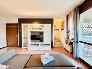 Area soggiorno di Orchidea Apt - 3 Piscine e un Bar a 200m dal Lago