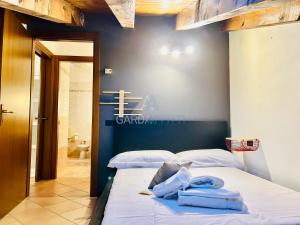 Letto o letti in una camera di Orchidea Apt - 3 Piscine e un Bar a 200m dal Lago