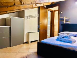 Letto o letti in una camera di Orchidea Apt - 3 Piscine e un Bar a 200m dal Lago
