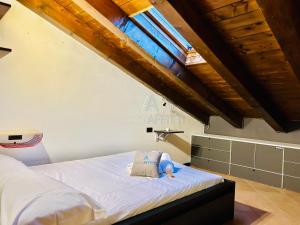 Letto o letti in una camera di Orchidea Apt - 3 Piscine e un Bar a 200m dal Lago