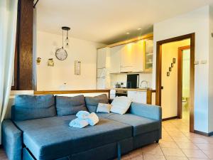 Cucina o angolo cottura di Orchidea Apt - 3 Piscine e un Bar a 200m dal Lago