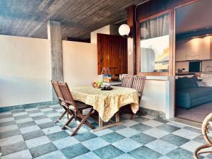 Cucina o angolo cottura di Orchidea Apt - 3 Piscine e un Bar a 200m dal Lago