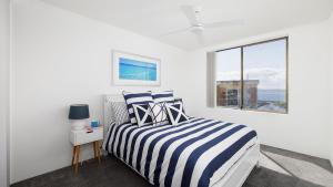 Un dormitorio blanco con una cama y una ventana. en Portside No 9, en Nelson Bay 10 fotos más