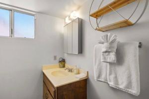 Bilik mandi di The BlueBird Retreat, Jacuzzi, BBQ +24 gambar