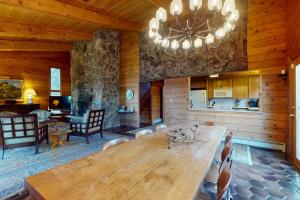 スノーマス・ビレッジにあるWood Road Houseの大きなダイニングルーム(大きな木製テーブル付)
