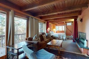 スノーマス・ビレッジにあるWood Road Houseのソファとテーブルのあるリビングルーム