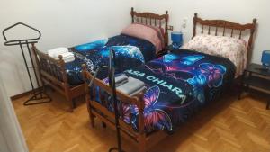 una camera con 2 letti singoli e una lampada di CASA CHIARA - 11 minuti da Milano - 6 minuti da policlinico San Donato Milanese a San Giuliano Milanese Altre 28 foto