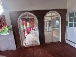 Zwei Eingangstüren führen zu einem Raum mit einem Hühnerkäfig. in der Unterkunft Departamento 4 personas Xela in San Pedro Pochutla