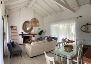 ein Wohnzimmer mit einer Couch und einem Glastisch in der Unterkunft Casa en La Barra in Punta del Este